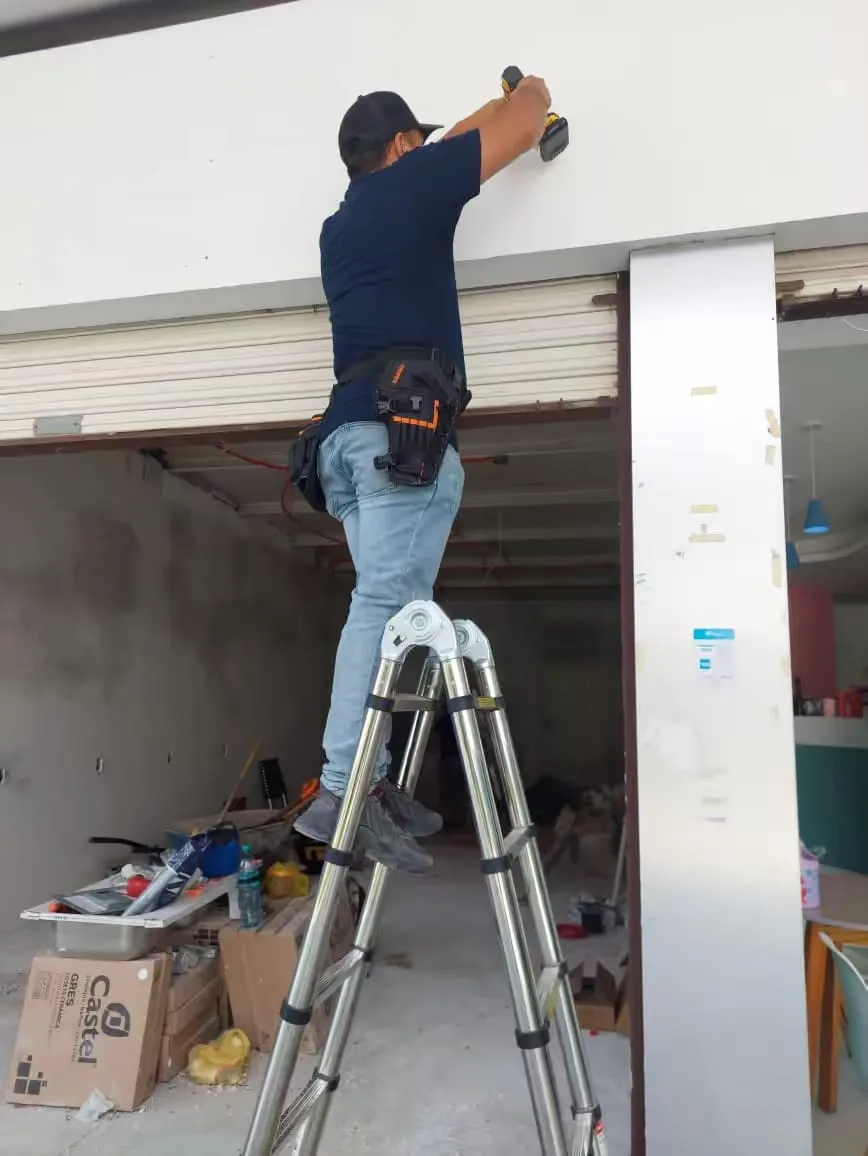 Instalación de CCTV — técnico montando cámara